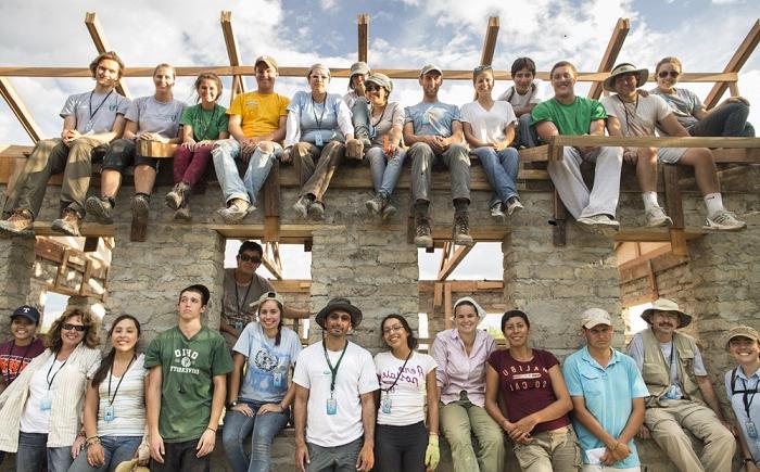 volunteers Building houses