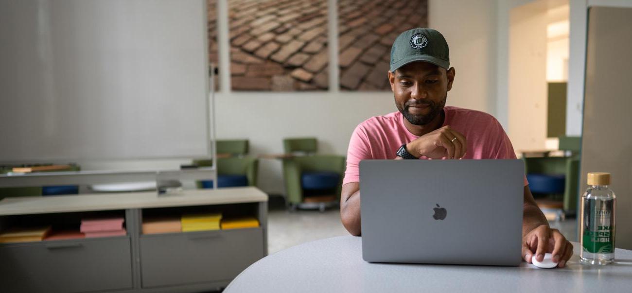 An newbb电子平台 student works on their laptop