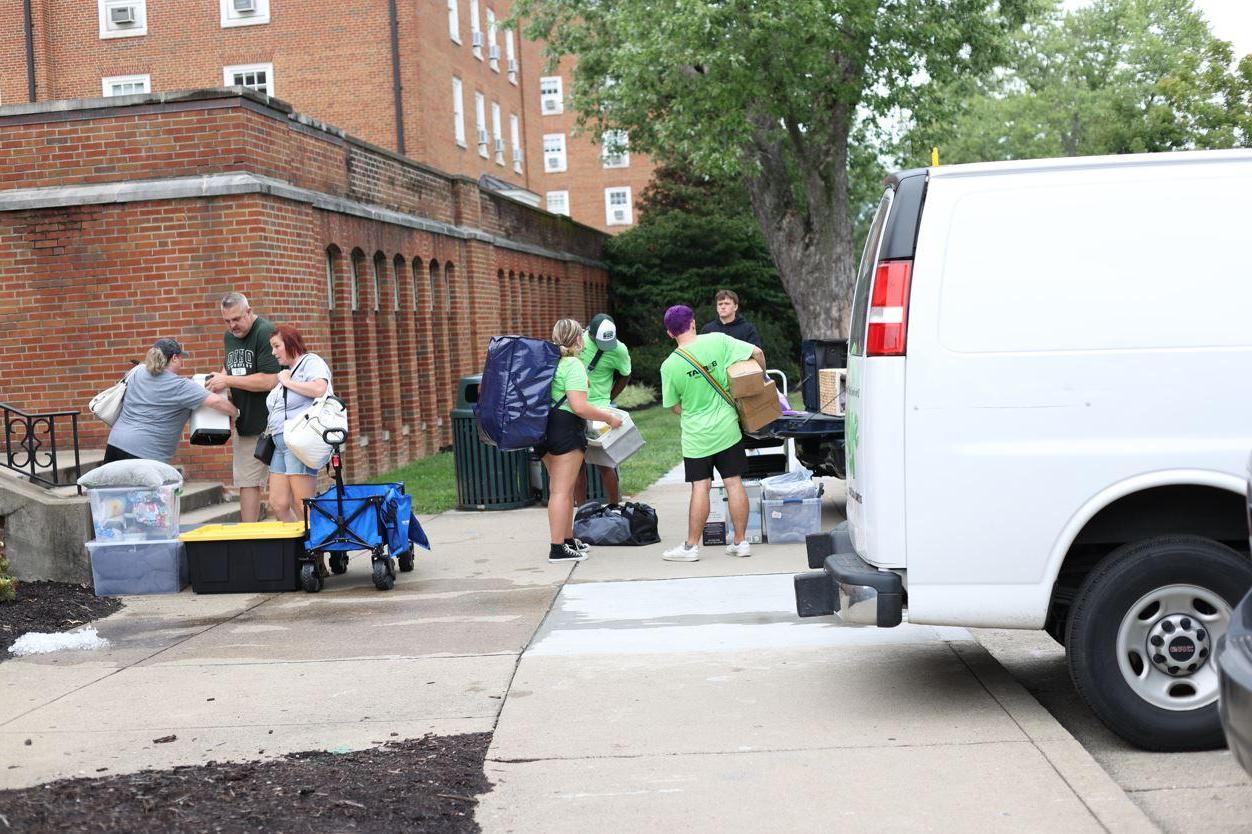 students helping unload cars at move-in 