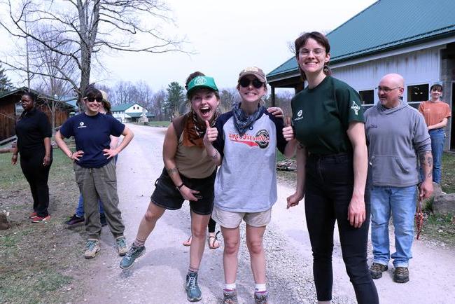 Rural Action AmeriCorps members pose 为 a photo.